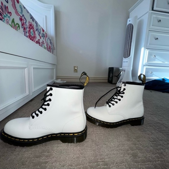 1460 Smooth Leather Lace Up Boots - size W9, M8, practically brand new! - Picture 4 of 8